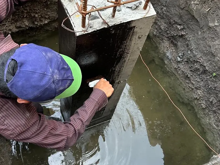 Reinforcement cage being set in a water-filled foundation pit