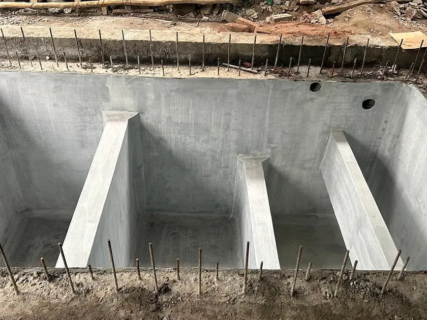 Reinforced concrete underground water sump with internal baffle walls